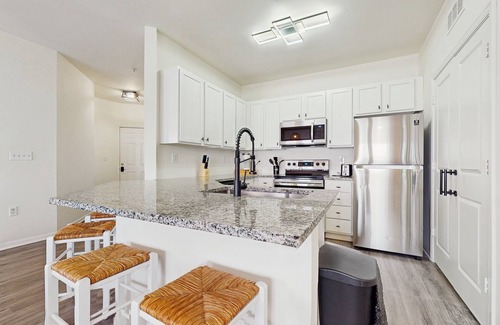 Goose Creek Condominio | Sunny 2BR Pool View in Pet Friendly Resort w/Pool Access