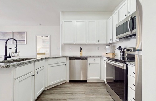 Goose Creek Condominio | Sunny 2BR Pool View in Pet Friendly Resort w/Pool Access