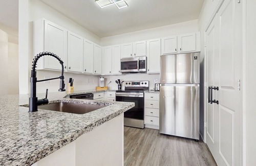 Goose Creek Condominio | Sunny 2BR Pool View in Pet Friendly Resort w/Pool Access