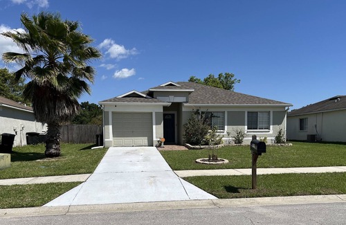 Plant City Casa | SUNNY 3 BDRM W/ PATIO AND GARAGE