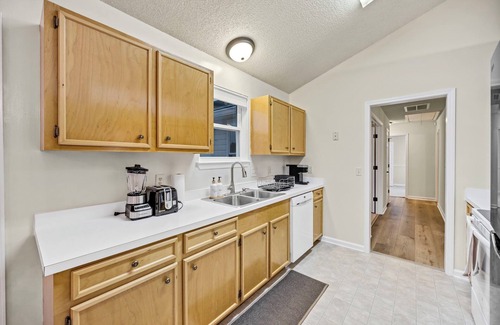 State Park Casa | Sunny 3BR+ Flex Room Retreat and Private Backyard
