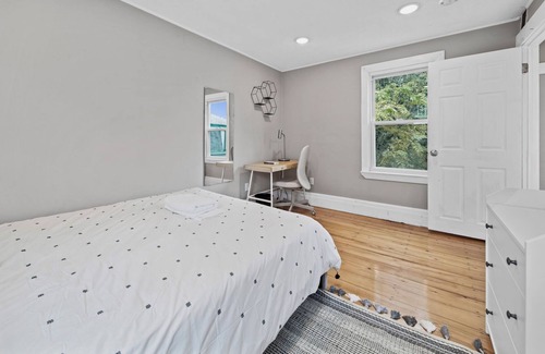 Winter Hill Apartamento | This apartment is a 4 bedroom(s), 2 bathrooms, located in Somerville, MA.