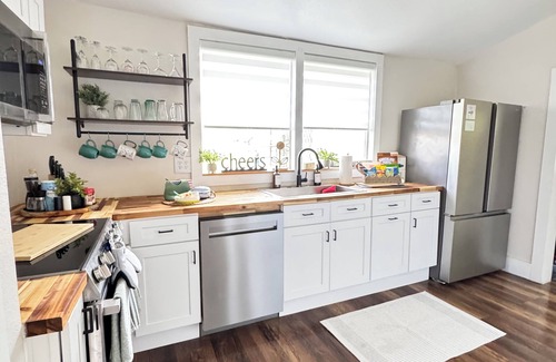 Sanford Casa | Sunny 5-bedroom Family Central Florida Getaway - AC, WiFi & Private Garden