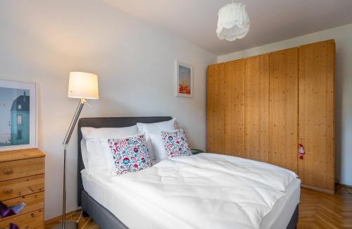 Zizkov Apartamento | *SUNNY and STYLISH* Apt with BALCONY near TV Tower