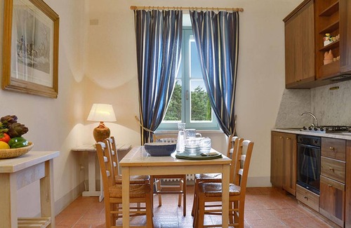 Pescia Romana Apartamento | Soleado apartamento con terraza, piscina, barbacoa amigable para los niños y acceso privado a la playa