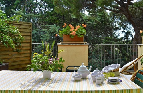 Pescia Romana Apartamento | Soleado apartamento con terraza, piscina, barbacoa amigable para los niños y acceso privado a la playa