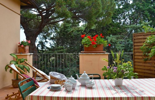 Pescia Romana Apartamento | Soleado apartamento con terraza, piscina y acceso privado a la playa.