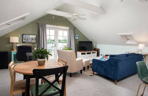 White Street Gallery District Casa | Sunny Apartment with a Large Deck and Great View