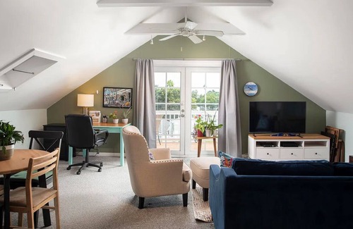 White Street Gallery District Casa | Sunny Apartment with a Large Deck and Great View