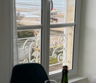 Asnelles Apartamento | Sunny Apt on D-Day Beach with Parking