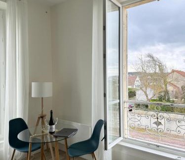 Asnelles Apartamento | Sunny Apt on D-Day Beach with Parking