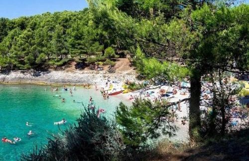 Veruda Apartamento | Sunny Aura Beach Apartment - travel & work - with parking