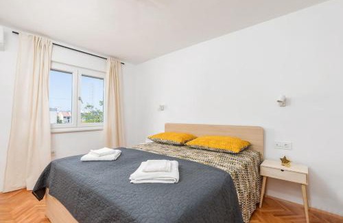 Veruda Apartamento | Sunny Aura Beach Apartment - travel & work - with parking