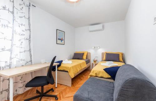 Veruda Apartamento | Sunny Aura Beach Apartment - travel & work - with parking