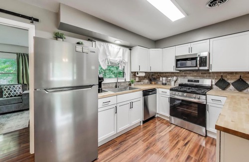 Williams Bay Casa | Sunny Bay - Walk to Restaurants, Lake, Ice Cream | Sleeps 6 + Deck and Grill