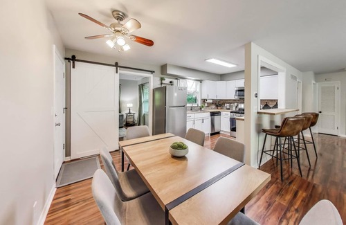 Williams Bay Casa | Sunny Bay - Walk to Restaurants, Lake, Ice Cream | Sleeps 6 + Deck and Grill