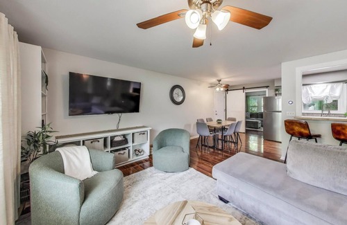 Williams Bay Casa | Sunny Bay - Walk to Restaurants, Lake, Ice Cream | Sleeps 6 + Deck and Grill