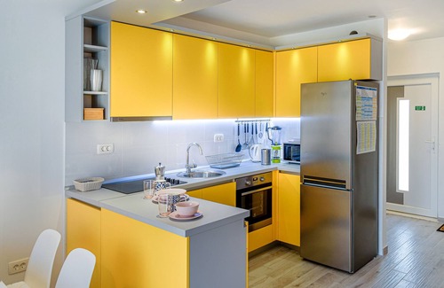 Kastel Kambelovac Casa | Sunny Beach Home Zoric, casa de dos pisos moderna y confortable de nueva construcción