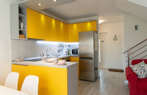 Kastel Kambelovac Casa | Sunny Beach Home Zoric, casa de dos pisos moderna y confortable de nueva construcción