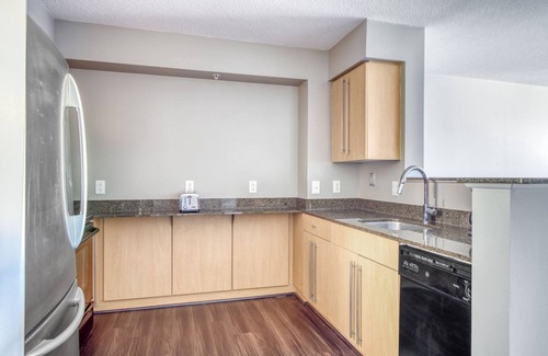 Woodmont Triangle Apartamento | Sunny Bethesda 2BR w/ Concierge & Gym, near Metro & shops, by Blueground
