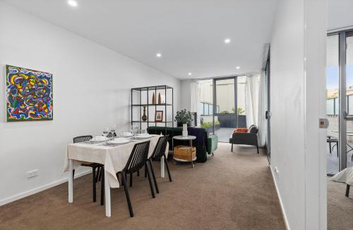 Dickson Apartamento | Sunny Blossom Escapes with Free Parking and Pool