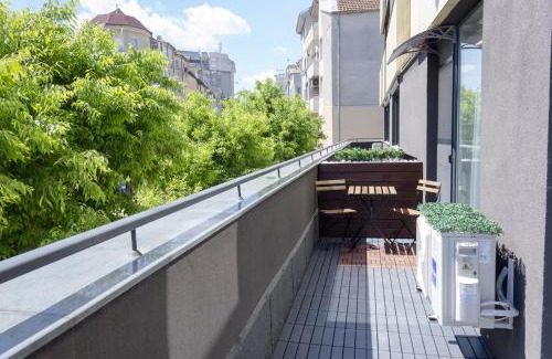 Odesos Apartamento | Sunny Blue One-Bedroom Flat with Balcony by Flat Mаnager