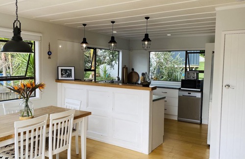 Muriwai Casa | Sunny, bright inviting home 14 minute walk to the main beach