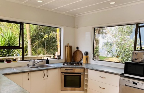 Muriwai Casa | Sunny, bright inviting home 14 minute walk to the main beach