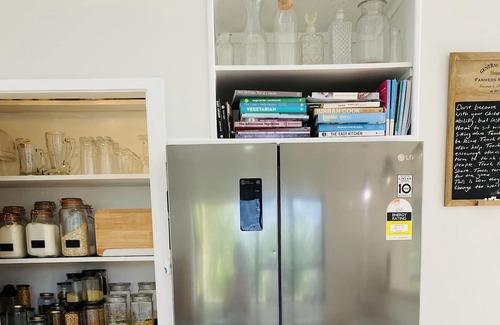Muriwai Casa | Sunny, bright inviting home 14 minute walk to the main beach
