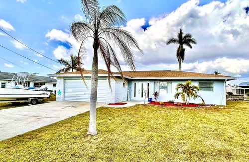 Lochmoor Waterway Estates Casa | Sunny Canal-Front Home w/ Lanai & Grill!