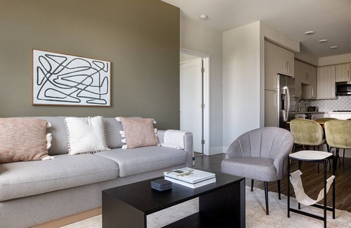 Carmel Valley Apartamento | Sunny Carmel Valley 2BR w/ Gym, BBQ, & W/D, nr Dining, by Blueground