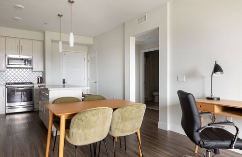 Carmel Valley Apartamento | Sunny Carmel Valley 2BR w/ Gym, BBQ, & W/D, nr Dining, by Blueground