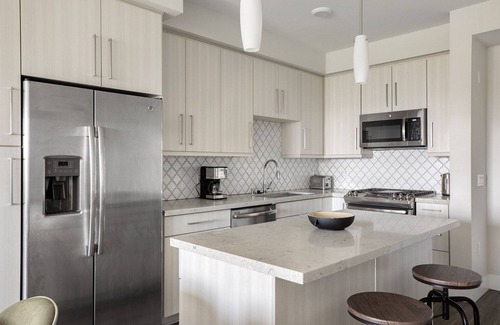 Carmel Valley Apartamento | Sunny Carmel Valley 2BR w/ Gym, BBQ, & W/D, nr Dining, by Blueground