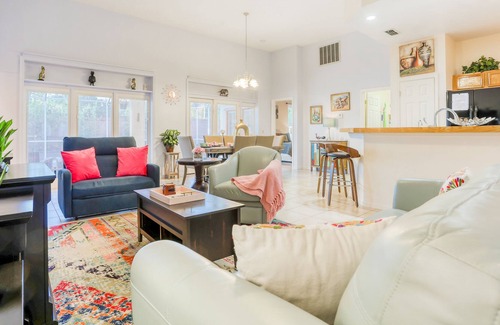 Bridgewater Crossing Casa | Sunny Central Florida getaway with screened pool, patio, central AC, & W/D