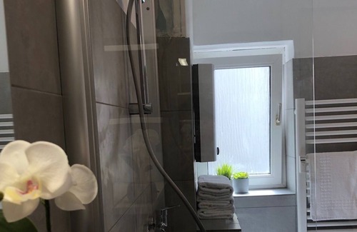 Moersenbroich Apartamento | Sunny central trade fair apartment with 3 bedrooms and a view of the green