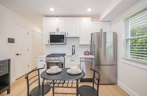 Fairmount Heights Apartamento | Sunny, Chic, Centrally Located 2 bedroom, with Parking & Alexa