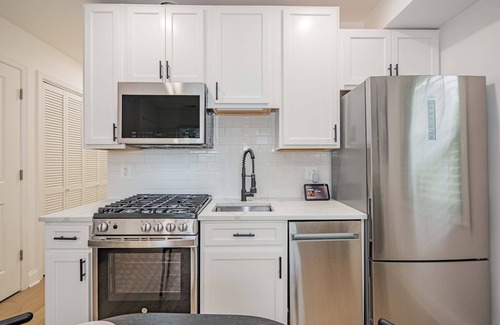 Fairmount Heights Apartamento | Sunny, Chic, Centrally Located 2 bedroom, with Parking & Alexa