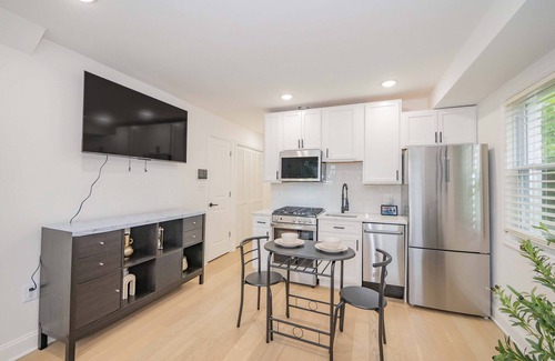 Fairmount Heights Apartamento | Sunny, Chic, Centrally Located 2 bedroom, with Parking & Alexa
