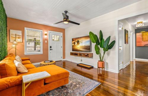 Oakford Park Casa | Sunny Citrus Escape Min to Midtown & Dog-Friendly