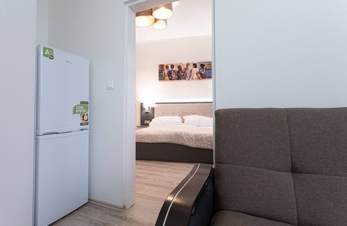 Palmovka Apartamento | Soleado, cerca del centro con cocina privada, baño, TV y lavadora Apt