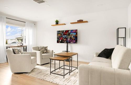 North Clairemont Casa | Sunny Coastal Escape Large 3br Home Sleeps 8