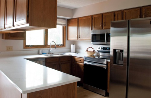 Urbandale Condominio | Sunny condo in Urbandale. Quiet neighborhood, plenty of space and relaxing deck!