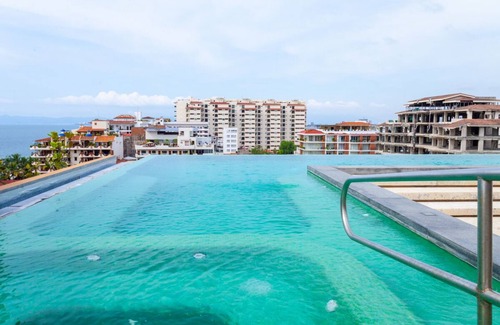 Centro Ixtapa Apartamento | Sunny Condo Studio in Romantic Zone! Steps to Beach, Dining and Entertainment!