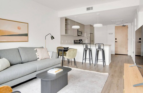 Congress Park Apartamento | Sunny Congress Park 1BR w/ Gym & Pool, near shops & dining, by Blueground