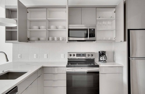 Congress Park Apartamento | Sunny Congress Park 1BR w/ Gym & Pool, near shops & dining, by Blueground