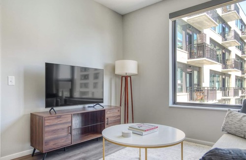 Congress Park Apartamento | Sunny Congress Park 1BR w/ Gym & Pool, near shops & dining, by Blueground
