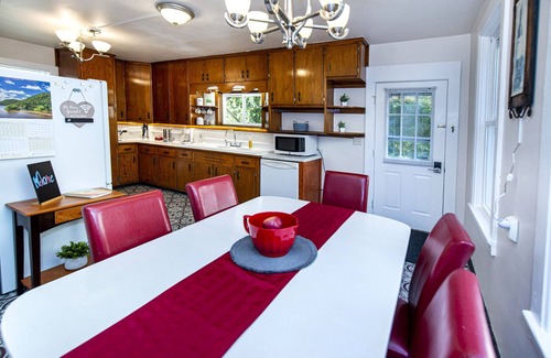 Hartford Apartamento | SUNNY! Convenient to Holy Hill, NFL Draft, Harley Reunion, Hiking+Skiing + Golf