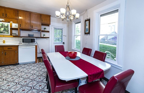 Hartford Apartamento | SUNNY! Convenient to Holy Hill, NFL Draft, Harley Reunion, Hiking+Skiing + Golf