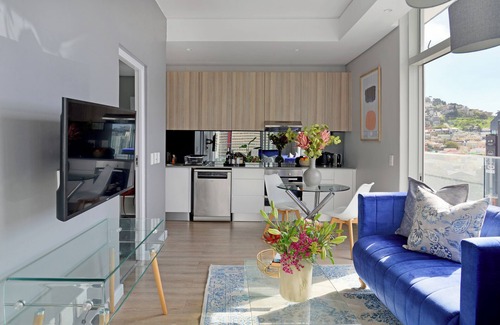 Foreshore Apartamento | Sunny Corner Apartment with 180° Ocean, City & Mountain Views