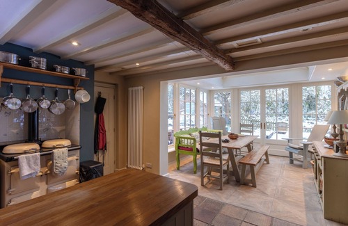 Welby Cabaña | SUNNY COTTAGE, pet friendly, character holiday cottage in Grantham